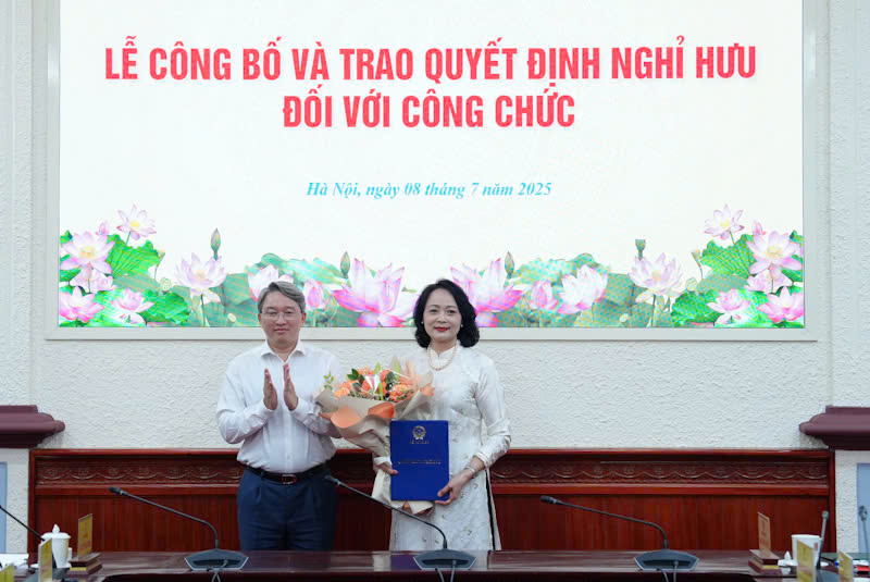 Bộ Tư pháp trao Quyết định nghỉ hưu cho công chức
